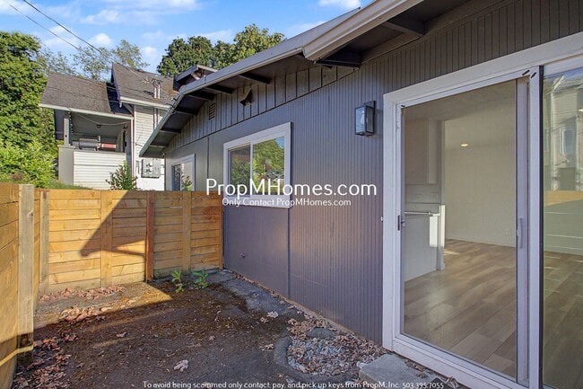 Building Photo - Updated Two Bedroom Unit in St Johns!
