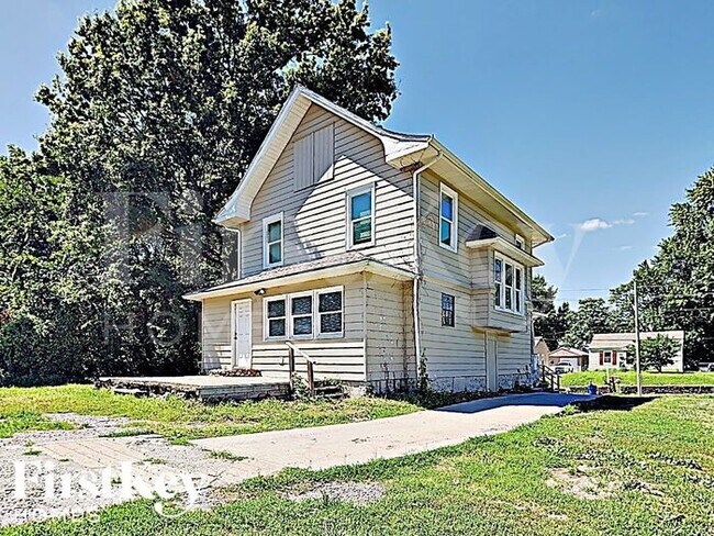 Building Photo - 401 E College St