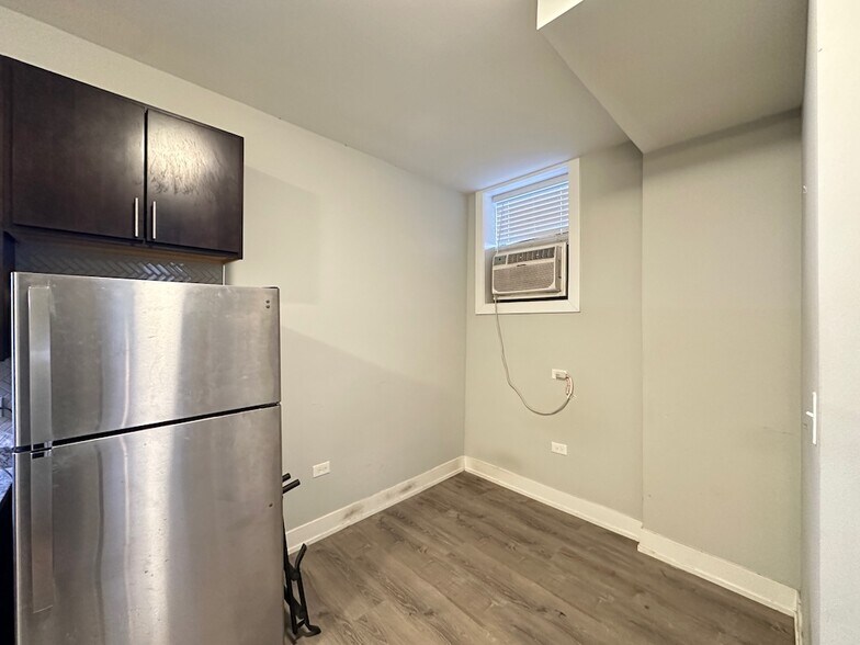 Building Photo - 712 W Brompton Ave