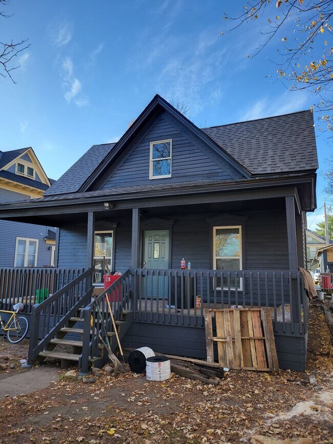 Building Photo - Single Family - 5 Bedroom