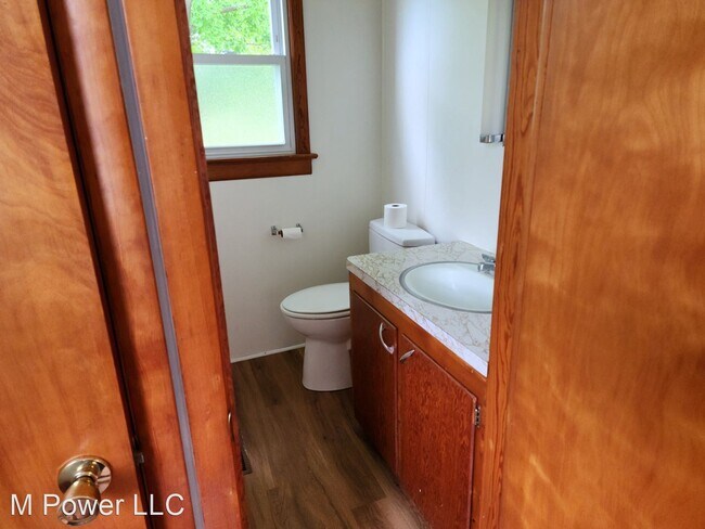 Building Photo - 2 br, 1.5 bath House - 390 College St.