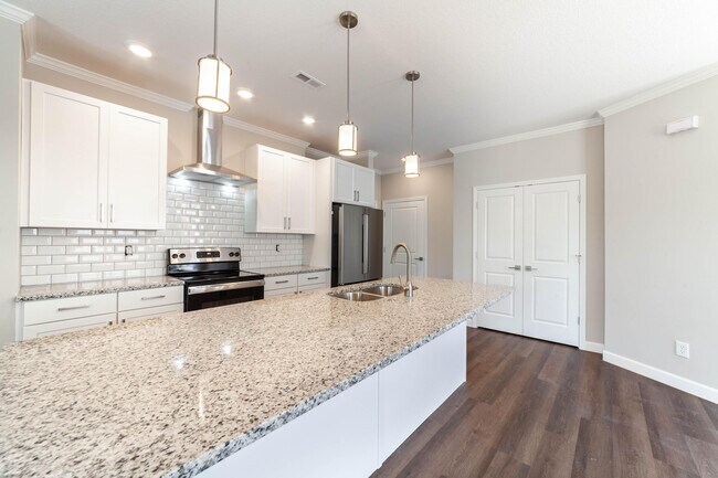 Building Photo - 220 Green Meadows Cir