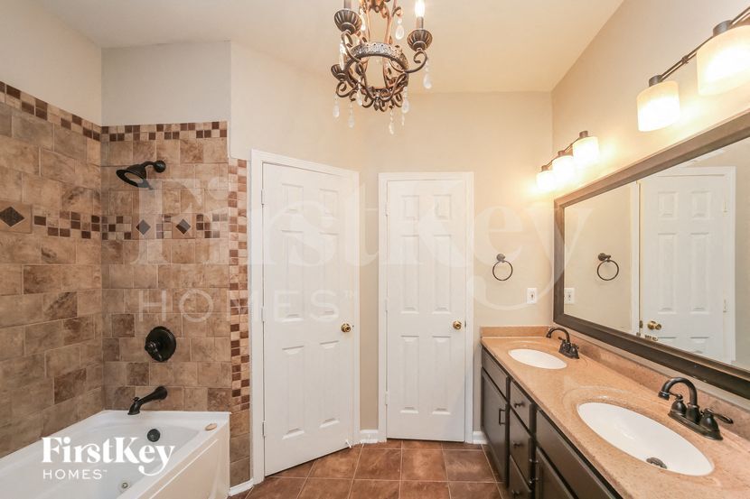 Building Photo - 10432 Kensington Cir