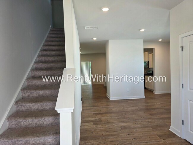 Building Photo - 8650 Paradise Dr