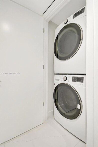 Building Photo - 9901 W Bay Harbor Dr