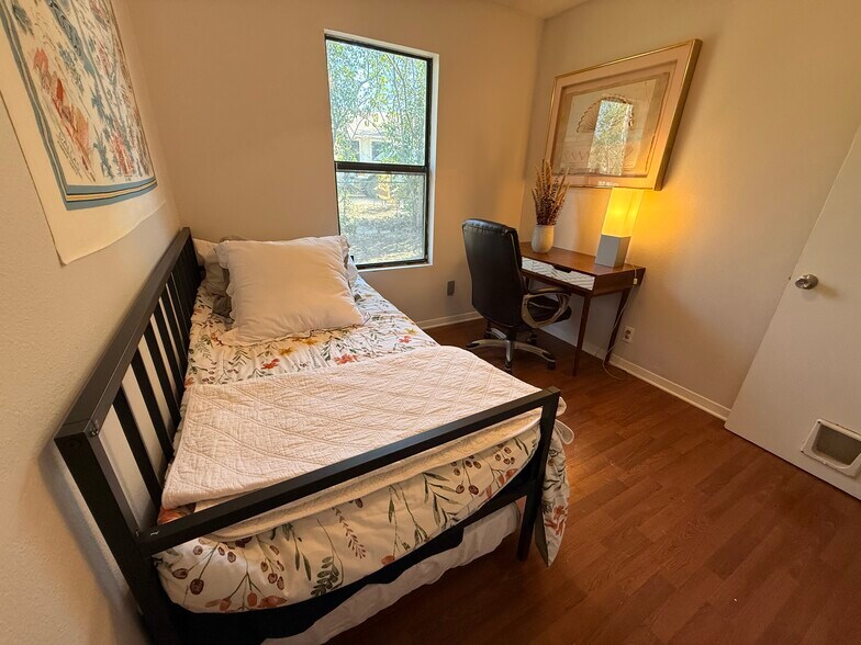 Bedroom 3 (Trundle bed) - 3202 Locke Ln
