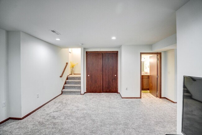 Building Photo - 818 Redan Dr