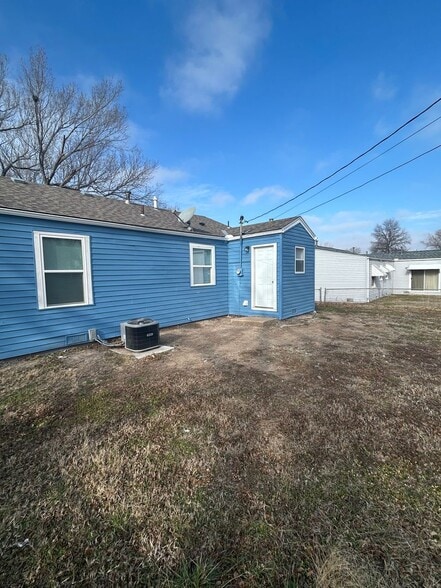 Building Photo - 2336 N Estelle Ave