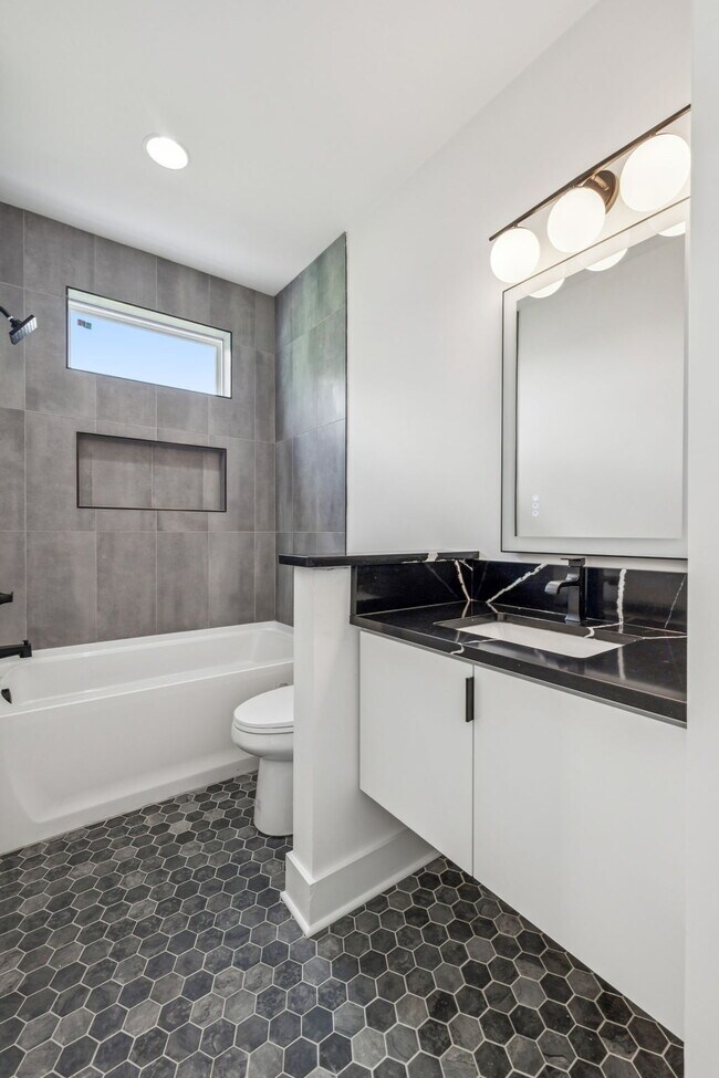 Building Photo - "Spacious 4-Bed, 4-Bath Gem in Nashville -...