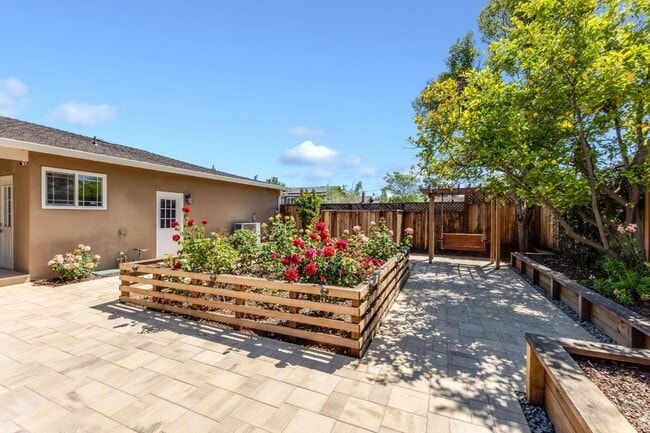 Building Photo - 12371 Saraglen Dr