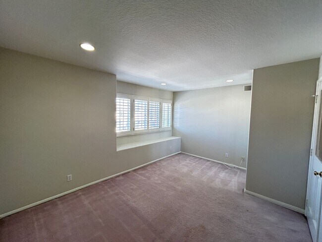 Building Photo - 8132 E Hillsdale Dr