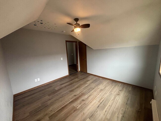 Building Photo - Huge 5BD Two Story Apartment Blocks from Downtown La Crosse