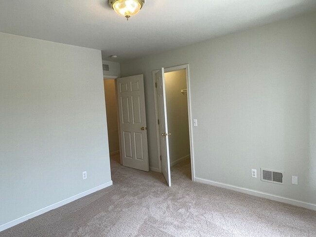 Building Photo - Shelby Twp 2-bedroom, 2-bath condo-style w...