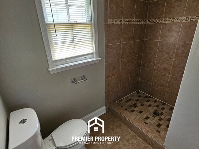 Building Photo - Massive 5BR/3BA Executive Home in East Memphis | Screened Porch & 2,200+ Sq Ft