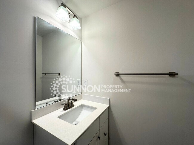 Building Photo - 3 Bedroom Townhome Located in Wendover Green