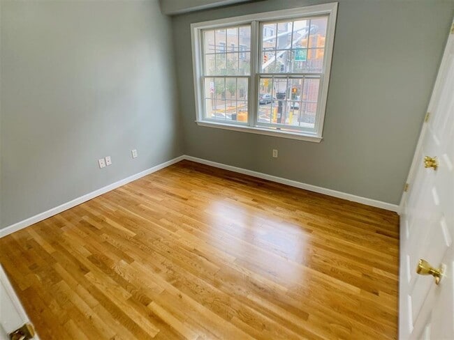 Building Photo - 2700 Summit Ave