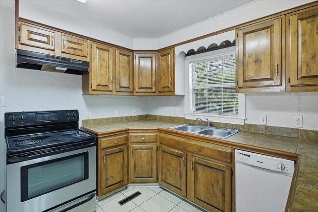 Building Photo - 211 W Lakeview Dr