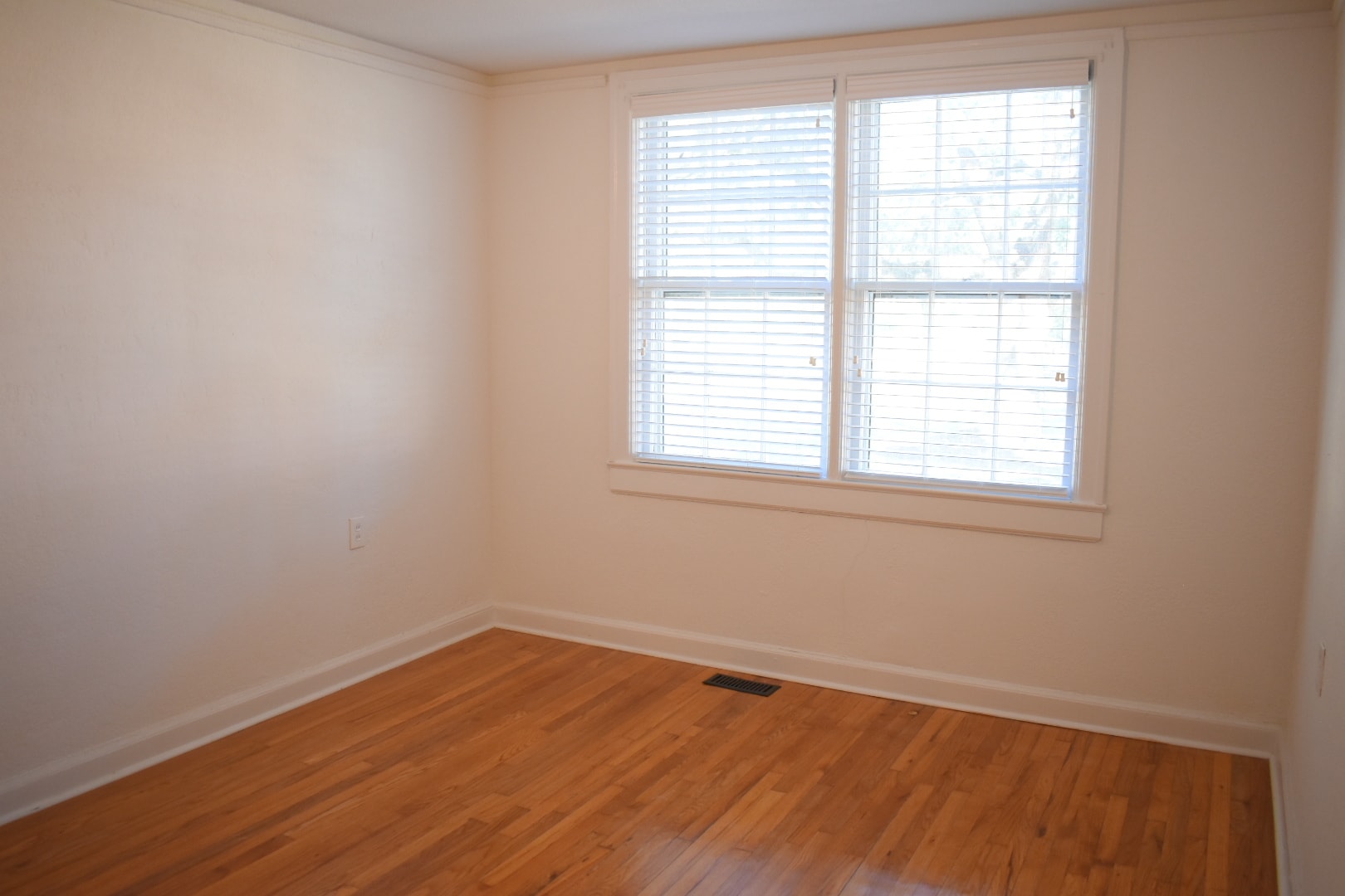 Building Photo - 2940 Oleander Dr