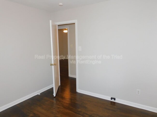 Building Photo - 3005 Stratford Dr
