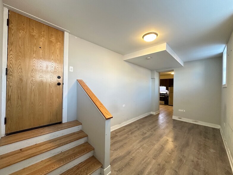 Building Photo - 712 W Brompton Ave