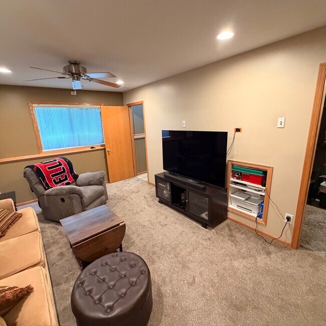 Building Photo - 9205 Orchard Cir