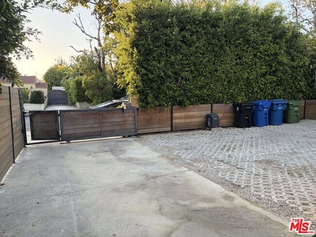 Building Photo - 832 N Las Palmas Ave