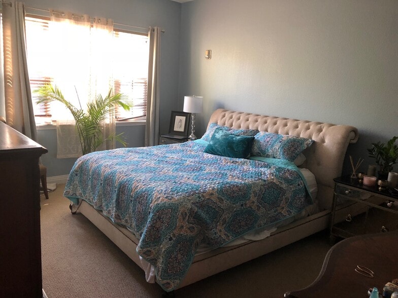 Spacious primary bedroom - 200 Poplar St