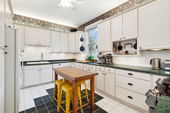 kitchen - 2224 Dumaine St