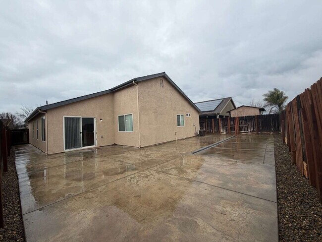 Building Photo - TWO WEEKS FREE RENT  "Charming 4-Bedroom Gem with 2 Full Baths in Merced – Spacious 1,515 Sq Ft H...