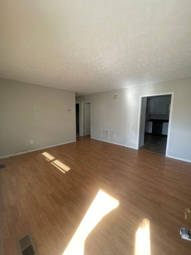 Building Photo - Two Bed/One Bath Centrally Located to West...
