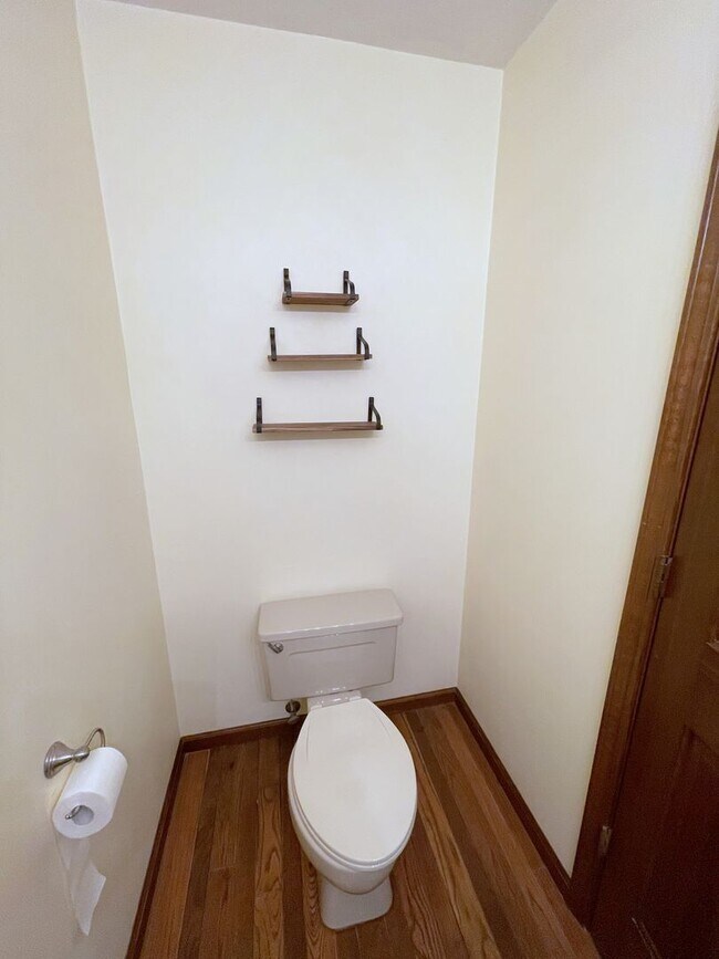 Building Photo - Country Charm Large 2-Bedroom Duplex in Mi...