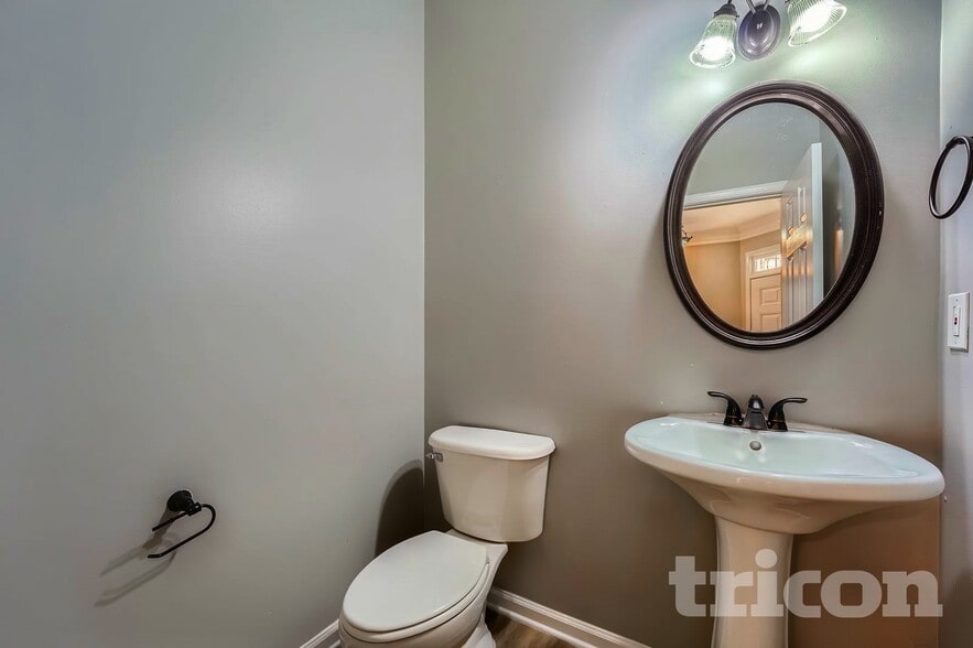 Building Photo - 2242 Rosemoore Walk NE