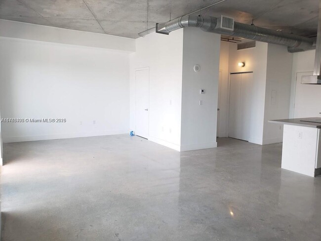 Building Photo - 10 SW South River Dr