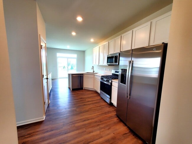 Building Photo - 2br 2.5 bath Townhome only 2 years old.