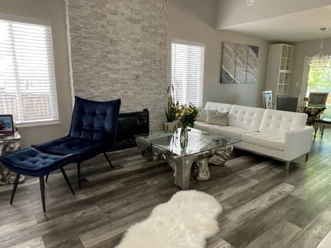 Building Photo - Stunning Greenwood Village Remodel!