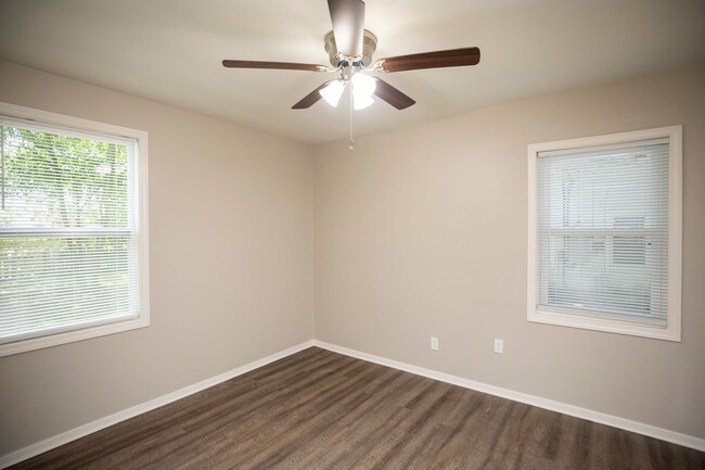 Building Photo - ** 3 Bed 1 Bath located in Forrest Hills *...