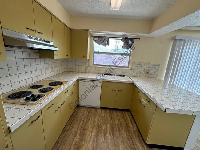Building Photo - Gorgeous Multi-story Townhouse with Washer...
