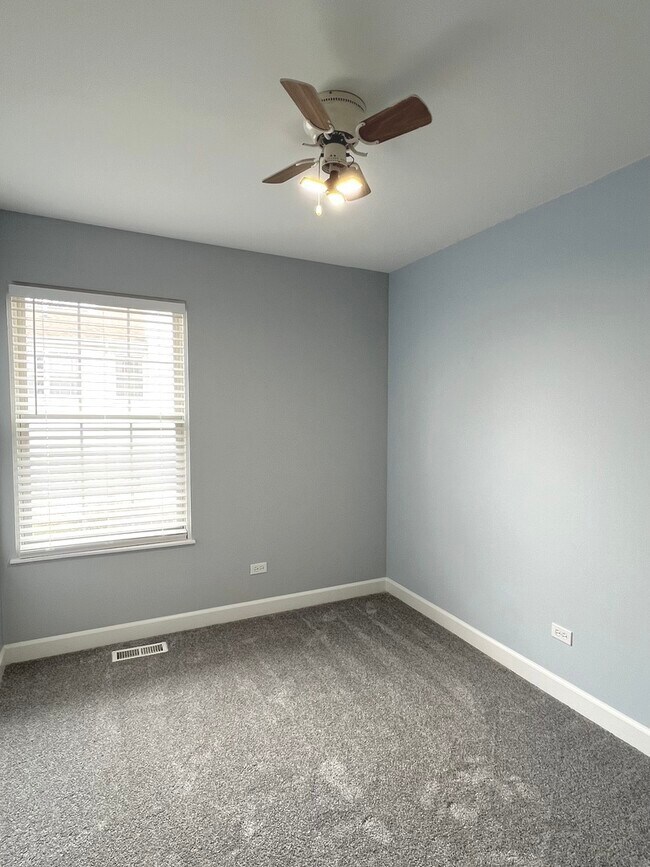 Building Photo - 404 Lauren Ln