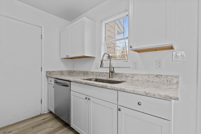 Building Photo - 608 Hilltop Dr