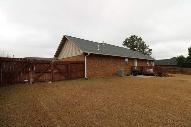 Building Photo - Popular Linwood Plantation - 3/2, huge fen...