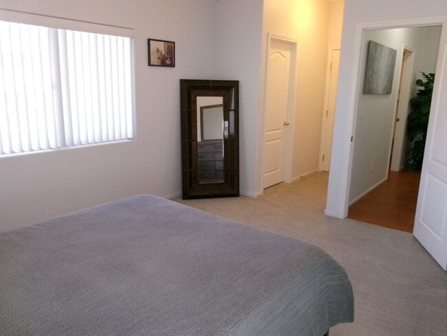 Building Photo - Furnished Enchantment Condo