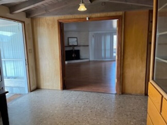 Building Photo - 2 Bedroom 1 Bath Duplex for Rent with Util...