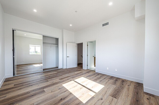 Building Photo - 4445 1/2 Auckland Ave