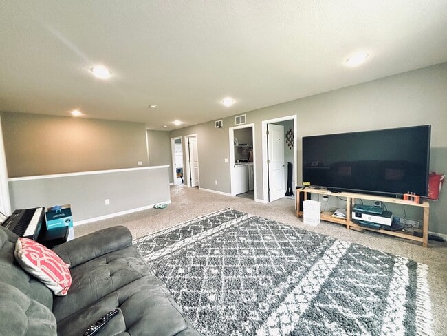 Building Photo - Stunning 5bed/3 1/2 bath Home in Shakopee!