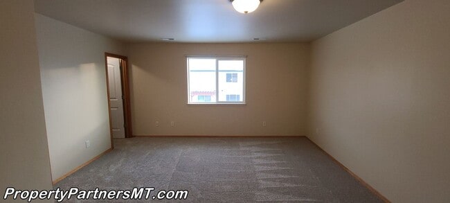 Building Photo - Very Nice 3 Bed 2.5 Bath Town house in River Rock Subdivision!