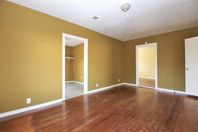 Building Photo - 411 E Gulf St