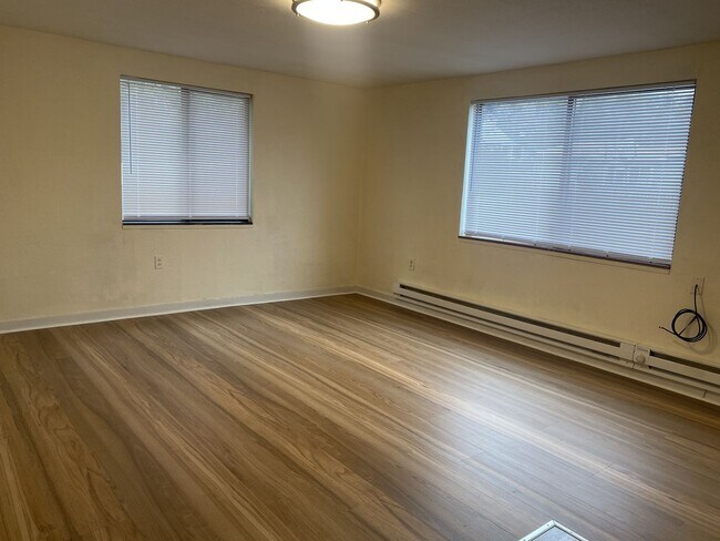 Building Photo - 523- 525  Markeson St