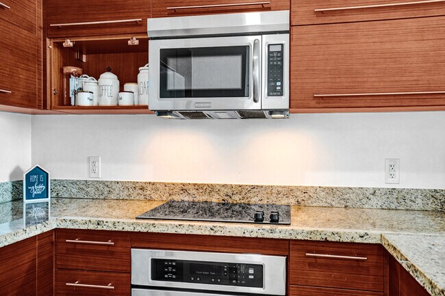 Building Photo - 2641 N Flamingo Rd