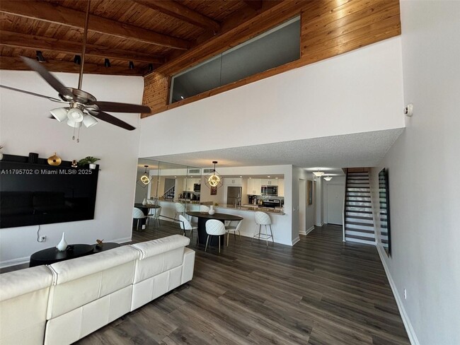 Building Photo - 10850 S Golfview Dr