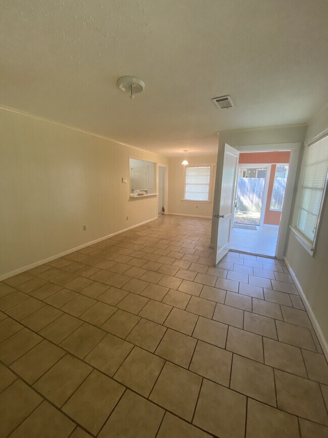 Building Photo - 1716 Lilac Cir